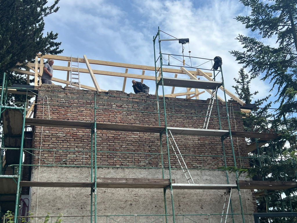 Hausbau Wien 14. Bezirk - Aufstockung Dachstuhl Holzkonstruktion auf Ziegelmauerwerk