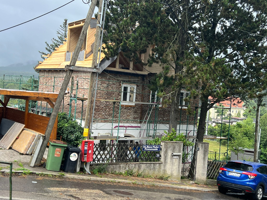 Hausbau Wien 14. Bezirk - Hans-Muhr-Promenade Aufstockung mit neuem Dachstuhl im Rohbau