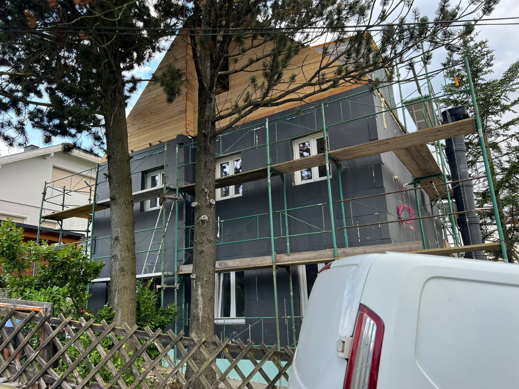 Hausbau Wien 14. Bezirk - Fassadendämmung und Vollwärmeschutz mit neuer Dachverkleidung