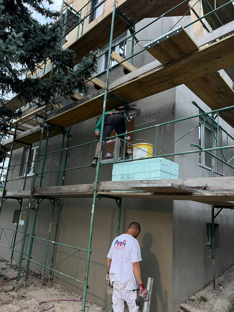 Hausbau Wien 14. Bezirk - Verputzarbeiten und Fassadenfeinputz auf dem Gerüst