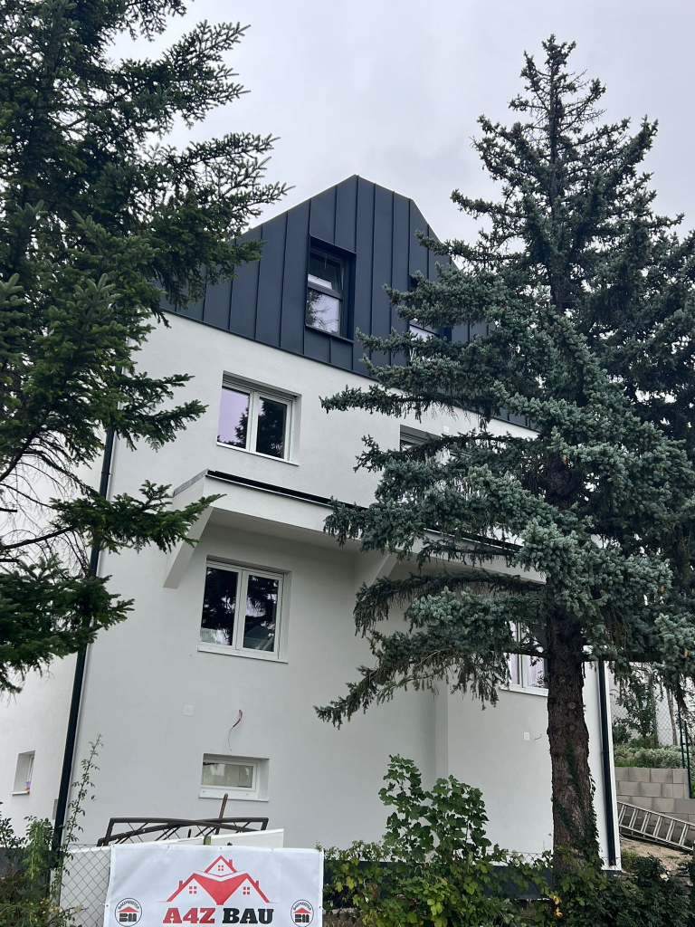 Hausbau Wien 14. Bezirk - Fertiggestelltes Wohnhaus mit moderner Dachaufstockung in Penzing
